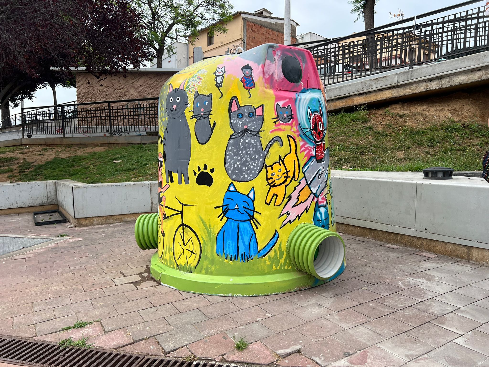 Imatge de la notícia: Sant Andreu de la Barca habilita un contenidor de vidre per instal·lar la primera gatera per a gats comunitaris de la ciutat